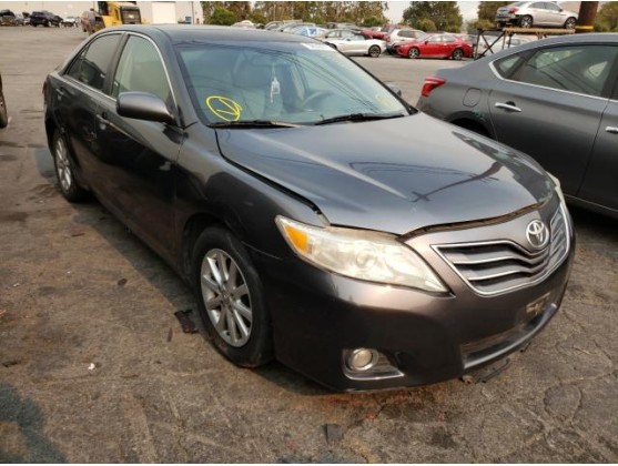 2011 TOYOTA CAMRY SE