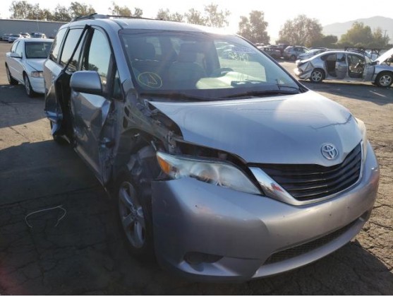 2011 TOYOTA SIENNA LE