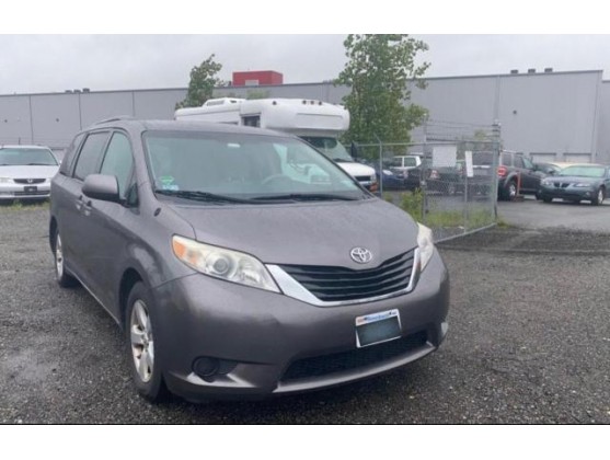 2011 TOYOTA SIENNA LE
