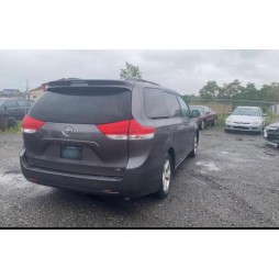 2011 TOYOTA SIENNA LE