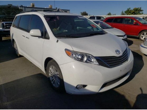 2014 TOYOTA SIENNA XLE
