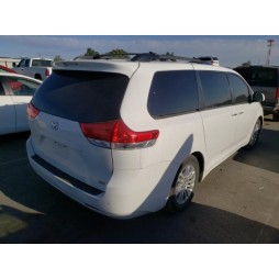 2014 TOYOTA SIENNA XLE