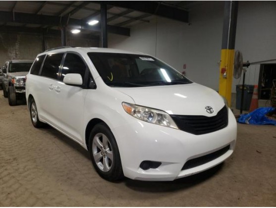 2015 TOYOTA SIENNA LE