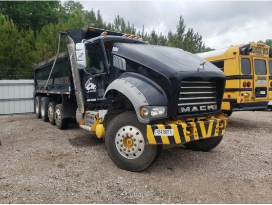 2015 MACK 700 GU700