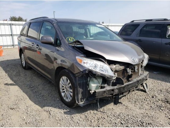 2015 TOYOTA SIENNA XLE
