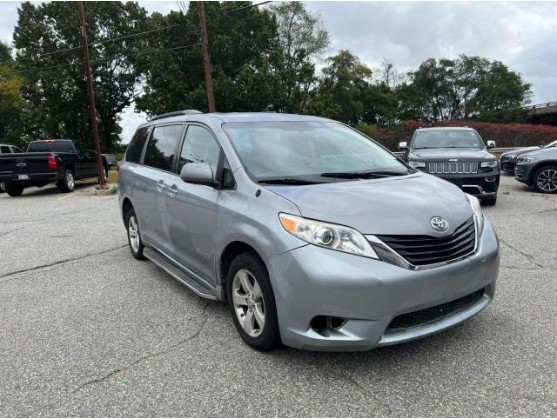 2014 TOYOTA SIENNA LE