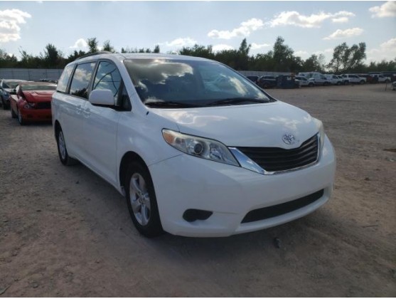 2011 TOYOTA SIENNA LE