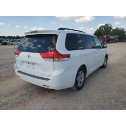 2011 TOYOTA SIENNA LE