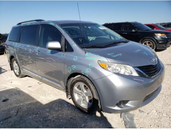 2013 TOYOTA SIENNA LE