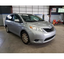 2013 TOYOTA SIENNA LE