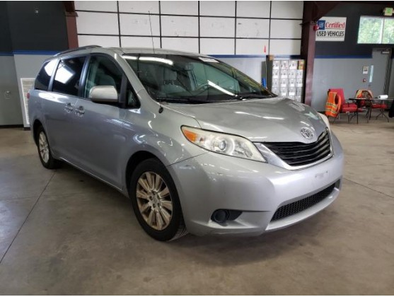 2013 TOYOTA SIENNA LE