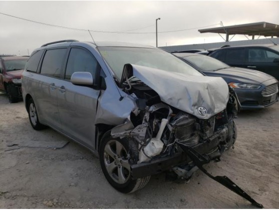 2013 TOYOTA SIENNA LE