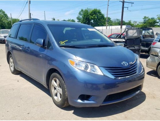 2017 TOYOTA SIENNA LE