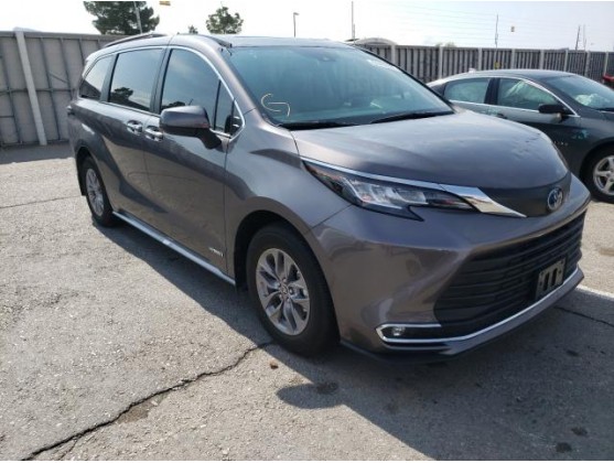 2021 TOYOTA SIENNA XLE