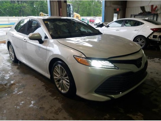 2020 TOYOTA CAMRY XLE