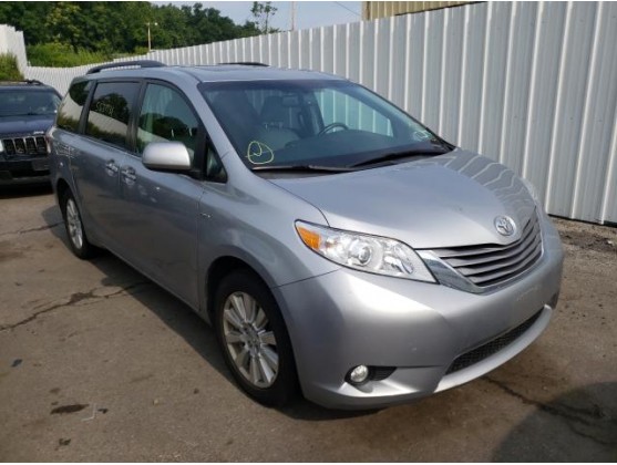 2017 TOYOTA SIENNA XLE