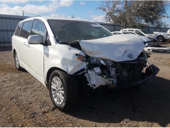 2017 TOYOTA SIENNA XLE