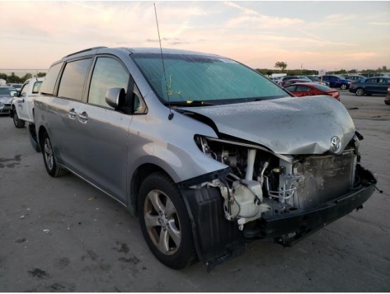 2011 TOYOTA SIENNA LE