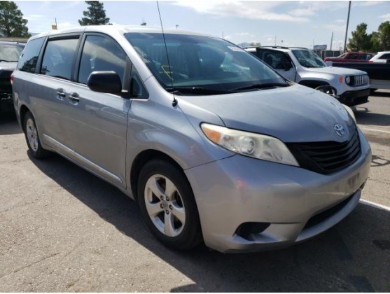 2012 TOYOTA SIENNA