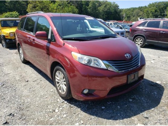 2013 TOYOTA SIENNA XLE